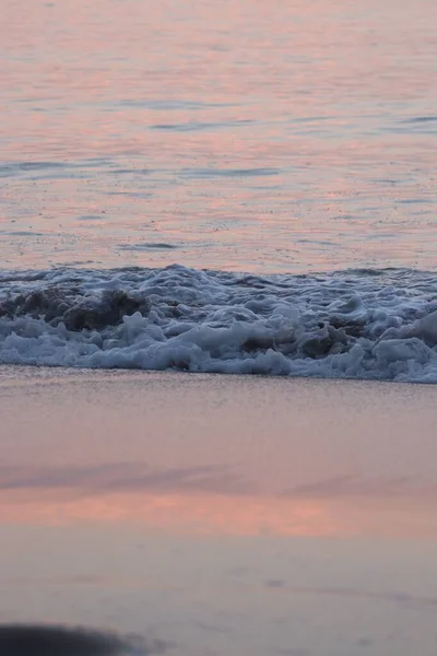 Όμορφο τοπίο από τα τρελά κύματα της θάλασσας και την άδεια παραλία κατά τη διάρκεια του ηλιοβασιλέματος — Φωτογραφία Αρχείου