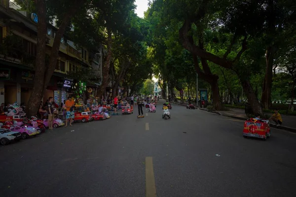 İnsanlar Hanoi 'deki parkta dikiliyorlar.) — Stok fotoğraf