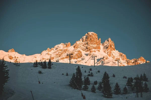 Prachtige opname van een besneeuwde bruine berg met skiliften aan de voet. Perfect voor behang — Stockfoto