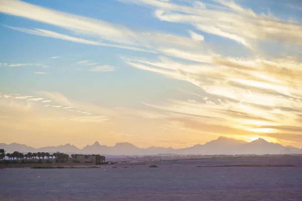 Landscape shot of the sunset sky over a beach in Egypt with beautiful clouds gathering — Stock Photo, Image