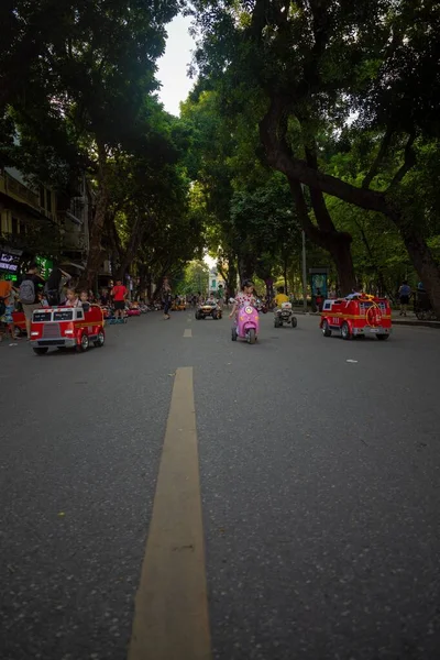 Persone in piedi al parco di Hanoi (Vietnam ) — Foto Stock