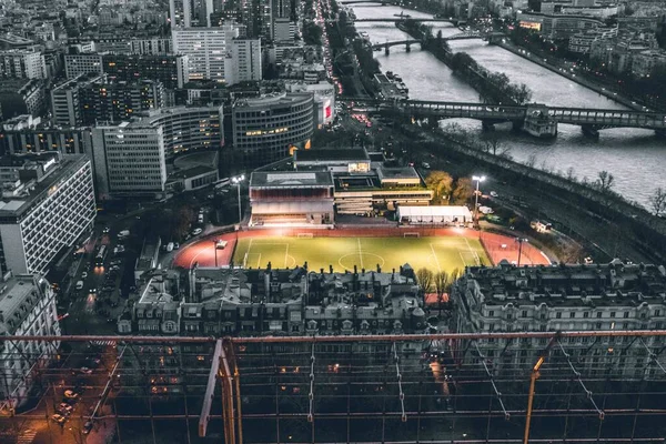 Ptačí oko záběr fotbalového stadionu v barvě a zbytek města ve stupních šedi — Stock fotografie