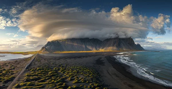 Удивительно красивые пейзажи песчаного пляжа и моря с захватывающими дух облаками в небе — стоковое фото