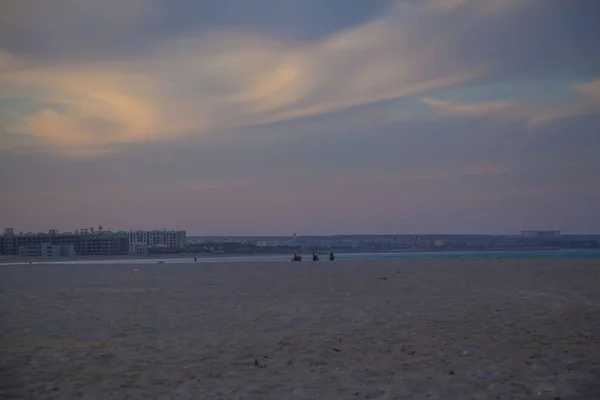 美しい雲が集まり、エジプトのビーチで夕日の空の風景ショット — ストック写真