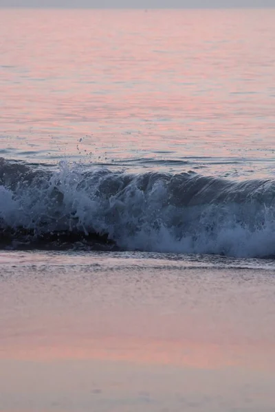Bela paisagem das ondas marinhas loucas e da praia vazia durante o pôr do sol — Fotografia de Stock