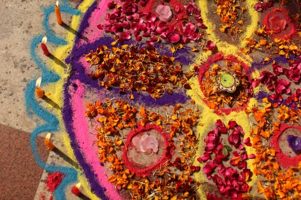 Vysoký úhel detailní záběr indické dekorativní podlahové umění, vytvořené pro Deepavali za slunečného dne — Stock fotografie