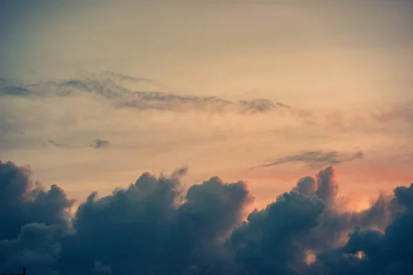 Vackra skott av himlen med tjocka moln under solnedgången. Perfekt för en tapet. — Stockfoto