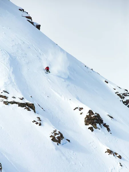 Tiro vertical de um esqui masculino na montanha coberto de neve no inverno — Fotografia de Stock