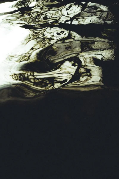Вертикальне крупним планом водяну поверхню з відображенням, викривленим у брижі води — стокове фото