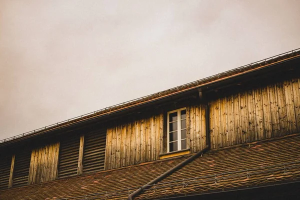 Flachbild eines Holzhauses mit weißem Fenster im 2. Stock — Stockfoto