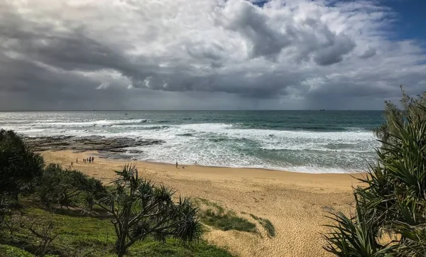 Hermosa toma de una orilla arenosa cerca del mar bajo un cielo nublado durante el día — Foto de Stock