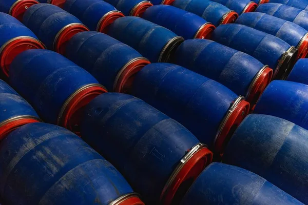 Primer plano de barriles azules en la fábrica — Foto de Stock