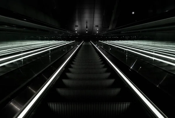 Captura de ángulo bajo de una escalera mecánica subiendo en una estación de metro en Vijzelgracht, Países Bajos — Foto de Stock