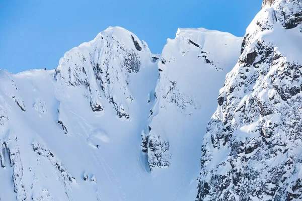 Plano horizontal de altas colinas cubiertas de nieve blanca bajo el hermoso cielo azul — Foto de Stock