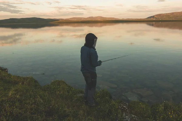 Horizontale Aufnahme Eines Männchens Ufer Das Einen Fisch Meer Fängt — Stockfoto