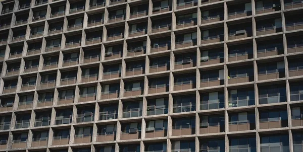 Tiro horizontal del lado de un edificio de hormigón con balcones cuadrados idénticos — Foto de Stock