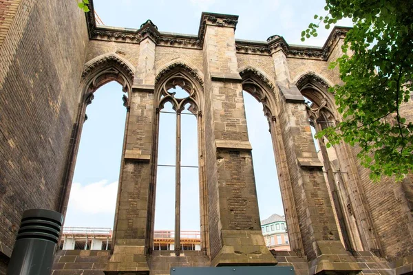 Imagen de bajo ángulo de la iglesia gótica de San Nicolás en Hamburgo durante el día — Foto de Stock