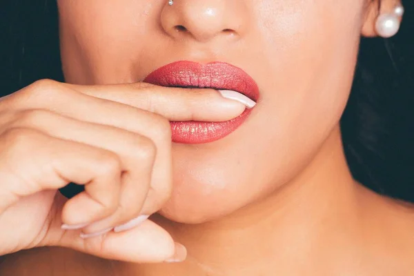 Primer Plano Una Mujer Con Lápiz Labial Rojo Mordiéndose Dedo —  Fotos de Stock