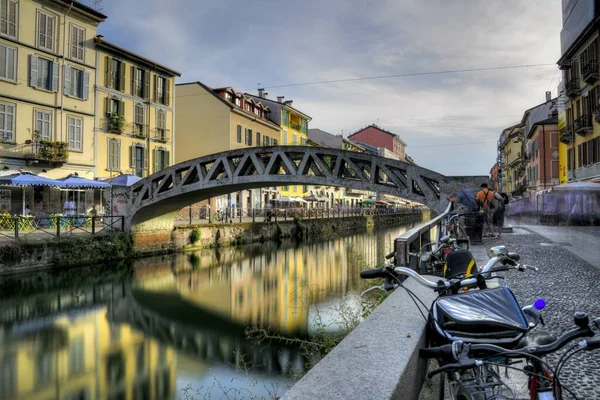 Horizontale opname van het Naviglio kanaal met een betonnen brug en kleurrijke gebouwen in Milaan, Italië — Stockfoto