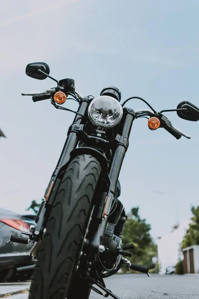 Tiro Seletivo Vertical Uma Motocicleta Preta Cinza — Fotografia de Stock