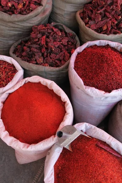Vertikal hög vinkel skott av paprika och rosa pepparmajs på marknaden i Kina — Stockfoto