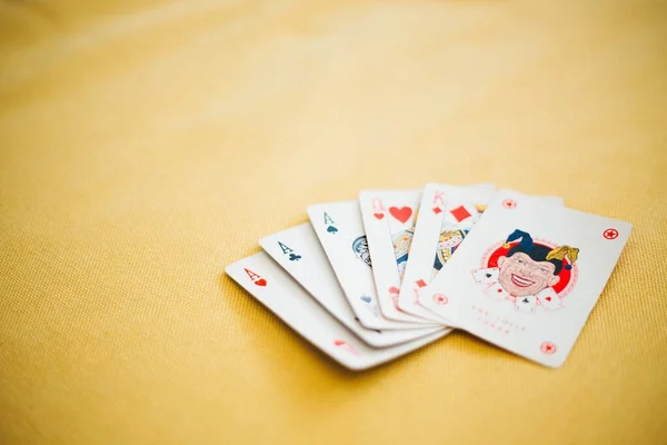 Närbild skott av spelkort på bordet - perfekt för en cool tapet eller bakgrund — Stockfoto