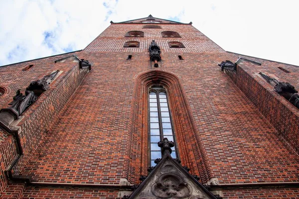 Hamburg 'daki Aziz Peter Kilisesi' nin alçak açılı görüntüsü gökyüzünü yarmak üzereymiş gibi görünüyor. — Stok fotoğraf