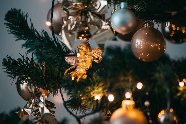 Mělké zaostření záběr krásné cetky a řetězec světla visící na vánoční stromek — Stock fotografie