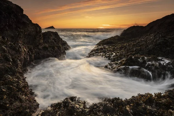 Pôr do sol de tirar o fôlego sobre a costa montanhosa do oceano na Costa Atlântica, Cornwall, Reino Unido — Fotografia de Stock