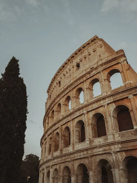 Foto vertical del Coliseo con un cielo nublado en el fondo — Foto de Stock