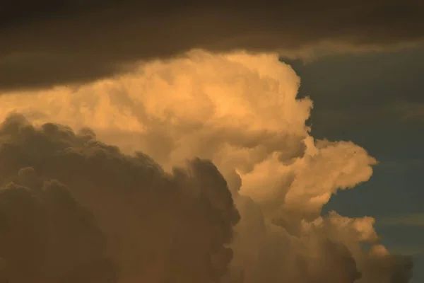 Schöne Aufnahme der weißen Wolken, die versuchen, den blauen Himmel zu bedecken — Stockfoto