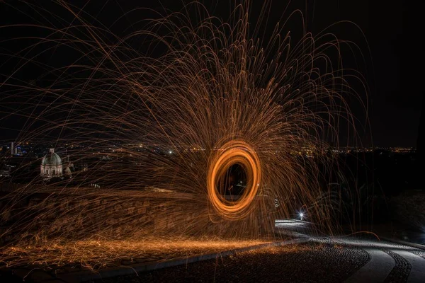 Primo piano di un bellissimo effetto lana d'acciaio durante la notte a Brescia — Foto Stock