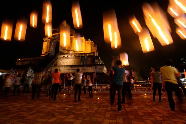 Chiang Mai 'deki Wat Chedi' de fener bırakıldı. — Stok fotoğraf