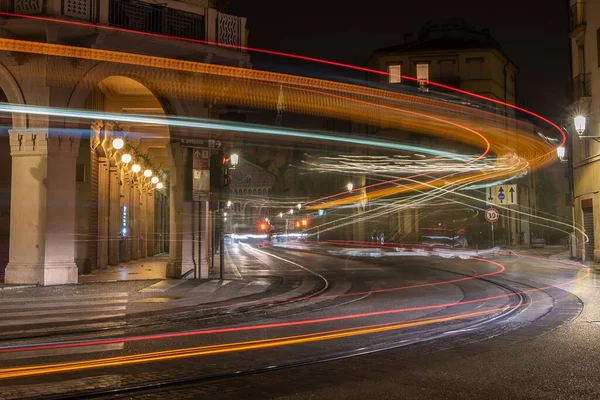Horizontale tijdsafbeelding van straatverlichting op een lege weg omringd door prachtig Italiaans gebouw — Stockfoto