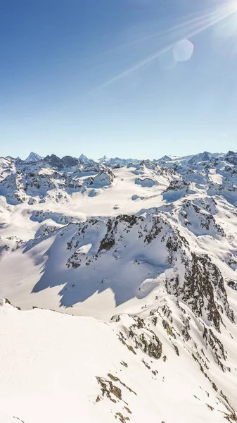 Plano Vertical Pintoresco Pico Montaña Cubierto Nieve Durante Día Perfecto — Foto de Stock