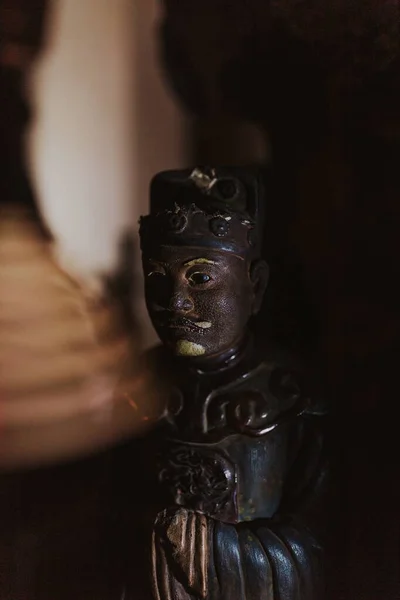 Close-up tiro de uma escultura de bronze na escuridão com um fundo borrado — Fotografia de Stock