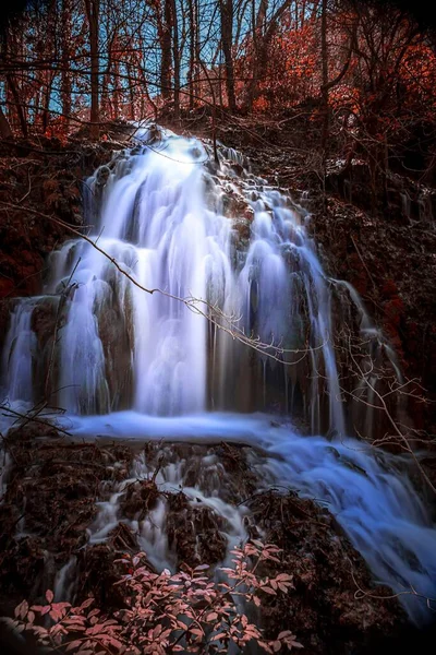 Eine Vertikale Aufnahme Eines Magischen Wasserfalls Der Durch Einen Herbstlichen — Stockfoto
