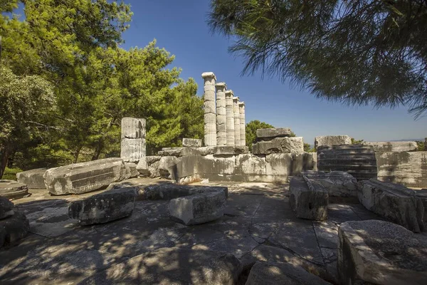 Türkiye 'nin Priene kentindeki antik taş kalıntılarının geniş açılı görüntüsü — Stok fotoğraf