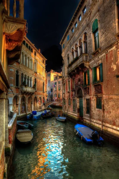 Imagen vertical de un tranquilo canal entre edificios antiguos en la noche Venecia, Italia — Foto de Stock