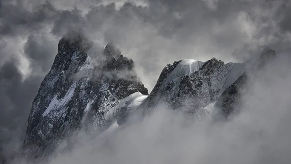 Tiro Mágico Belo Pico Montanha Nevado Coberto Nuvens — Fotografia de Stock