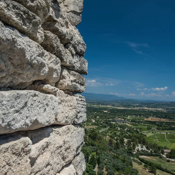 Närbild skott av en stenbyggnad med träd och mark i bakgrunden i Provence, Gordes, Frankrike — Stockfoto