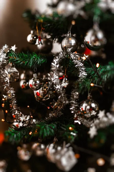 Detailní záběr zdobeného vánočního stromečku s provázkovými světly a krásnými ornamenty — Stock fotografie