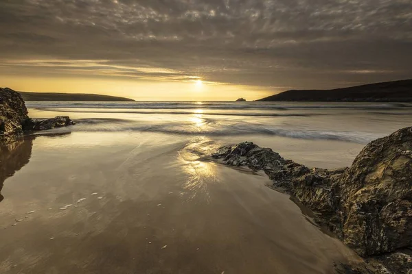 Pôr do sol de tirar o fôlego do céu escuro sobre o oceano em Cornwall, Reino Unido — Fotografia de Stock