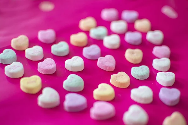 선택적 인 다세포 심장 촬영 분홍빛 표면에 사탕 모양을 형성 — 스톡 사진