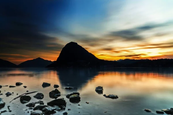 Eine Schöne Horizontale Silhouettenaufnahme Des Atemberaubenden Meeres Mit Dem Spiegelbild — Stockfoto