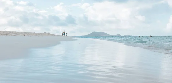 Uma Grande Foto Uma Bela Praia Com Ondas Mar Pessoas — Fotografia de Stock