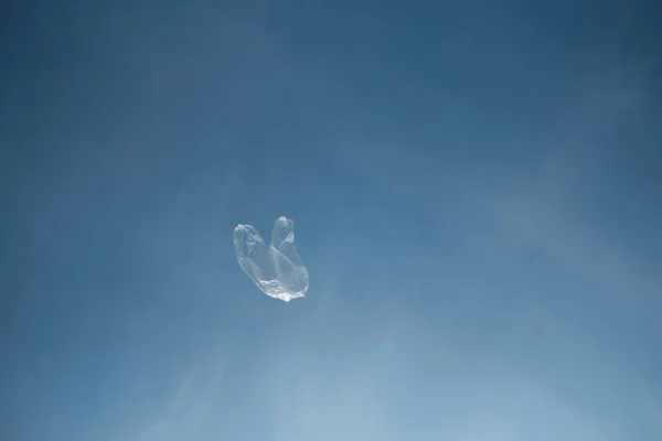 昼間空を飛ぶビニール袋の水平ショット — ストック写真