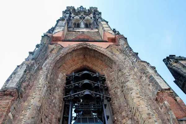 Lage hoek horizontale opname van de Gotische opwekking kerk van St. Nicolas in Hamburg onder de blauwe hemel — Stockfoto