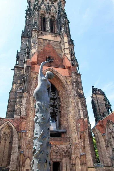 Verticale opname van een betonnen standbeeld voor de gotische opwekking kerk van St. Nicolas in Hamburg — Stockfoto