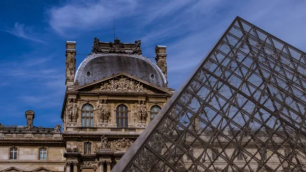 Ευρεία φωτογραφία του Μουσείου του Λούβρου στο Παρίσι, Γαλλία κάτω από έναν γαλάζιο ουρανό — Φωτογραφία Αρχείου